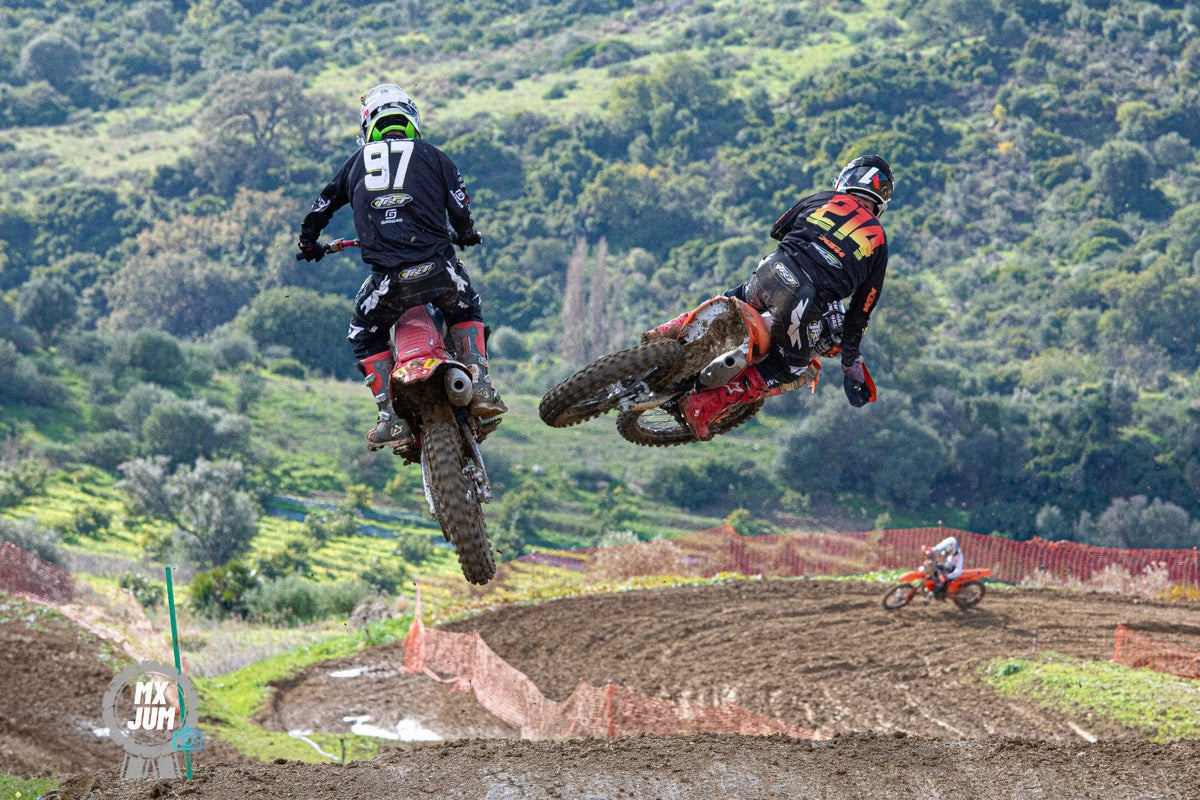 Dos pilotos de motocross saltando con neumáticos Eurotaff