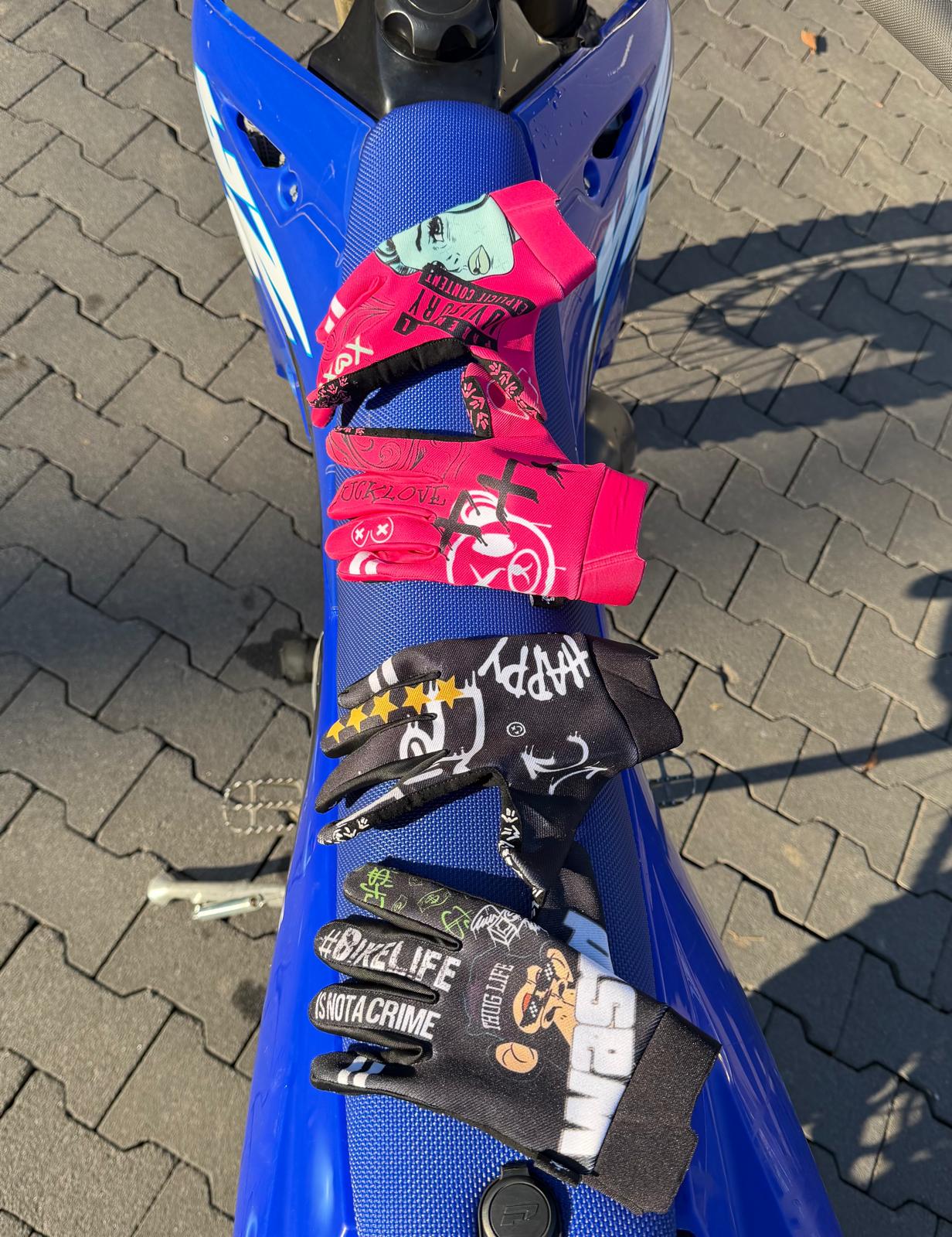 PACK 2 GUANTES (ROSA + NEGRO)