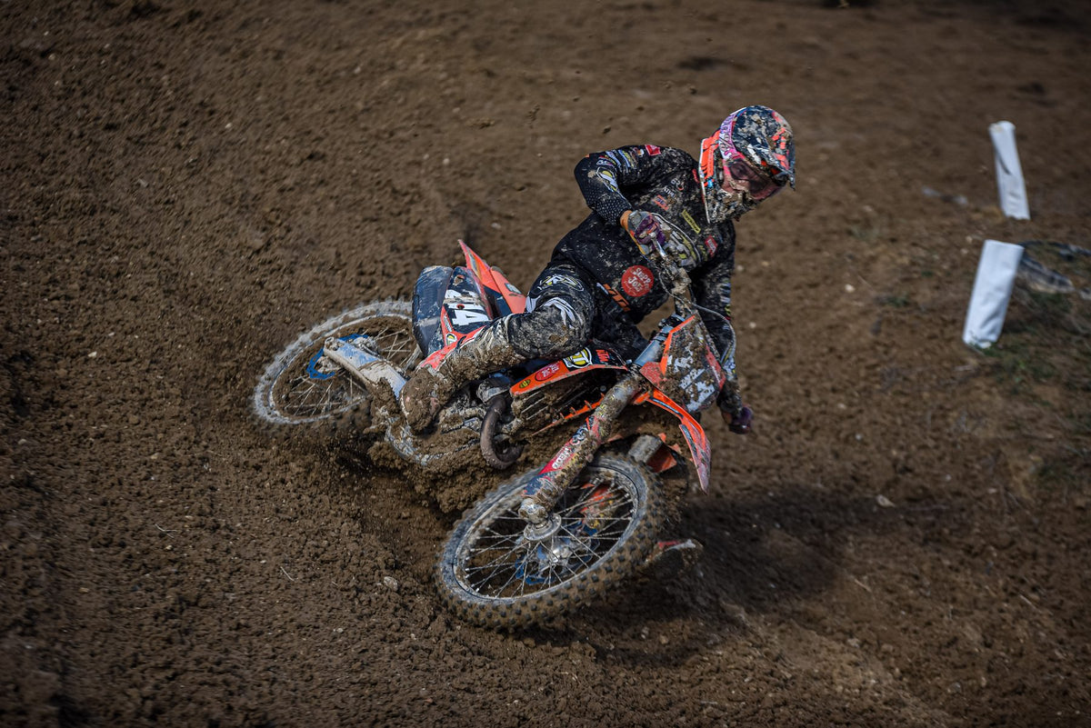 Piloto de enduro atacando una curva embarrado